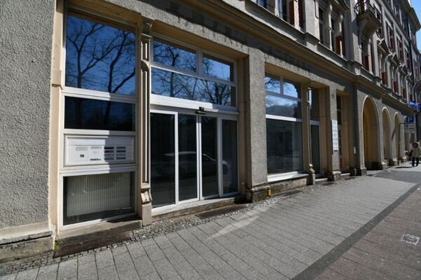 Großzügige Gewerbefläche in voll vermietetem Ärztehaus (Stadtzentrum)